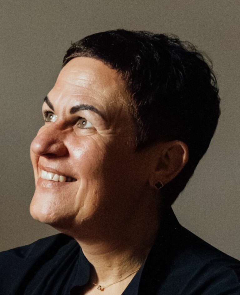 Portrait online 768x944