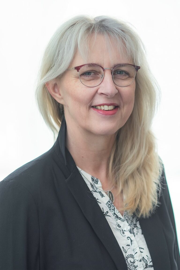 Profilbild 2025 768x1150